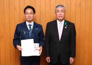 (株)藤原建設の藤原直城専務取締役（写真左）