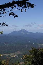 琴弾山神社から三瓶山を望む